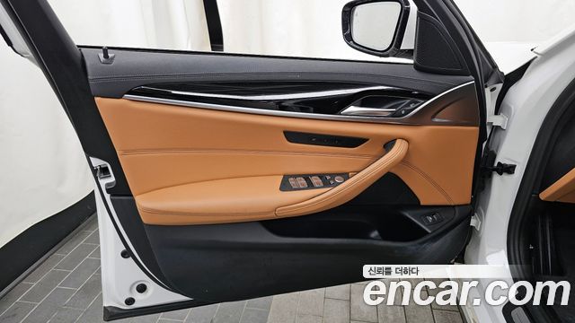 BMW 5-Series 520i Luxury