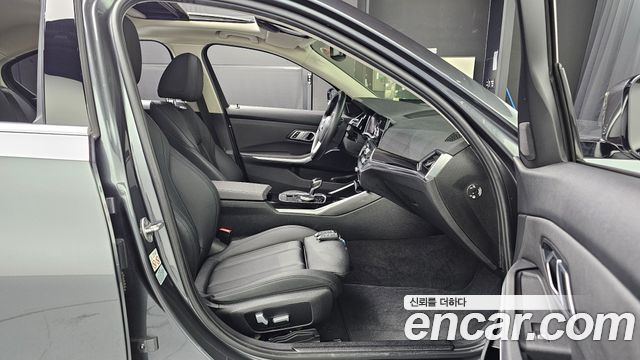 BMW 3-Series 320i