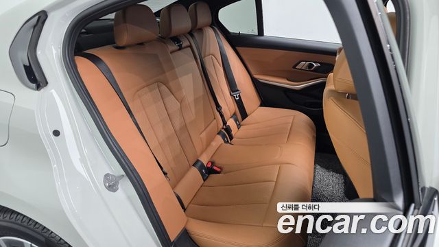 BMW 3-Series 320i