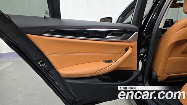 BMW 5-Series 520i Luxury