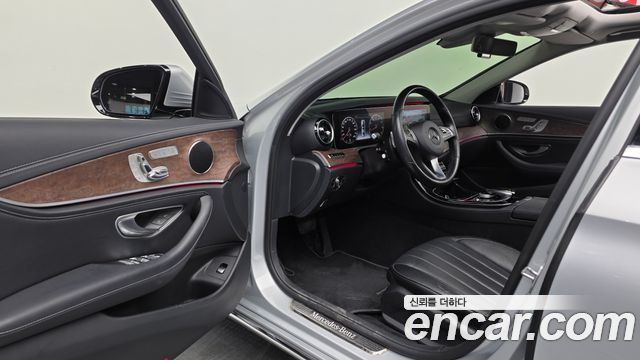 Mercedes-Benz E-Class E300 4MATIC Exclusive