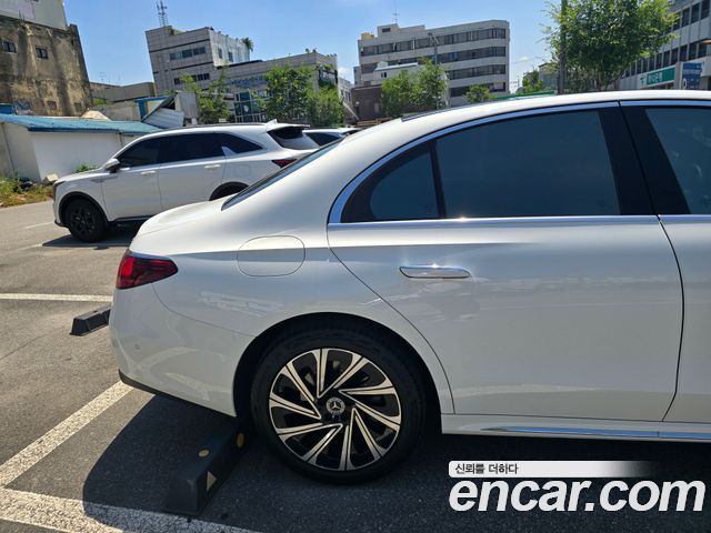 Mercedes-Benz E-Class E300 4MATIC Exclusive
