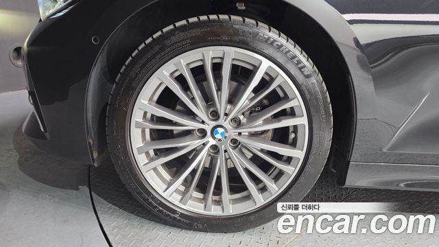BMW 3-Series 320i Luxury