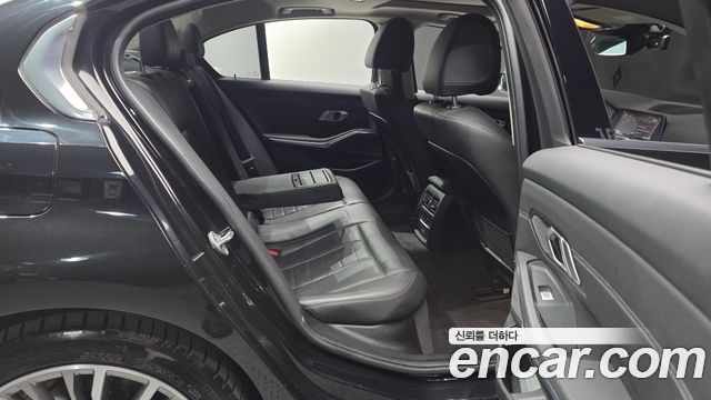 BMW 3-Series 320i Luxury