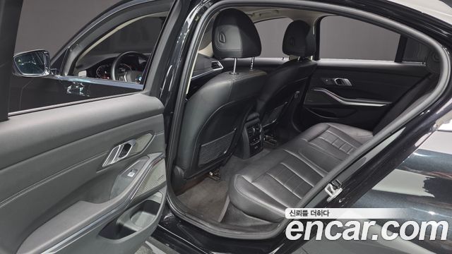 BMW 3-Series 320i Luxury