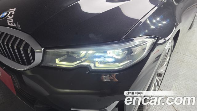BMW 3-Series 320i Luxury