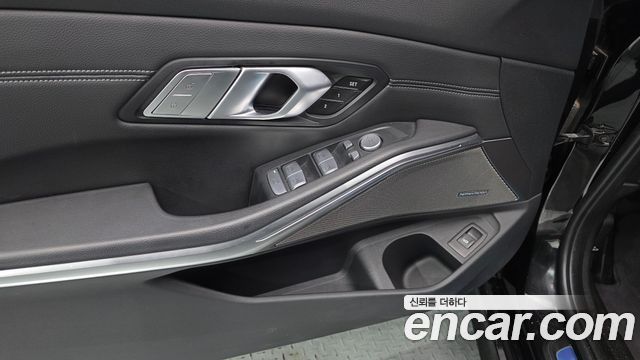 BMW 3-Series 320i Luxury