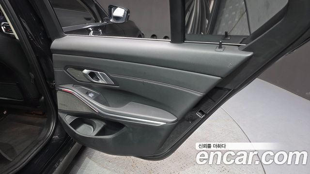 BMW 3-Series 320i Luxury