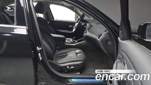 BMW 3-Series 320i Luxury