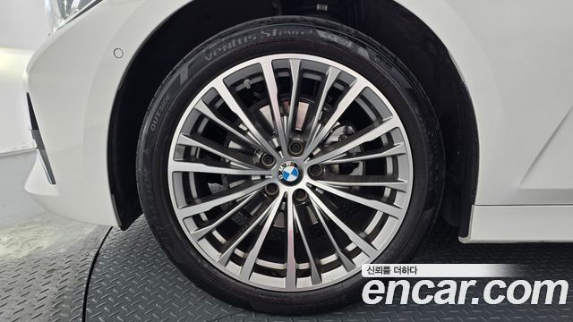 BMW 3-Series 320i Touring Luxury