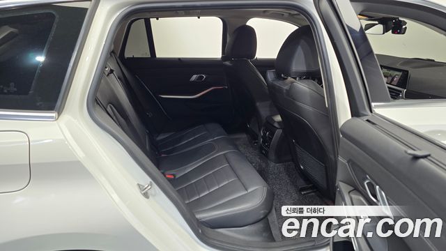 BMW 3-Series 320i Touring Luxury