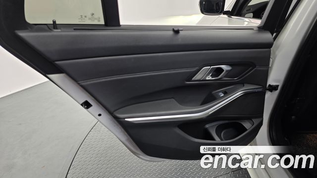 BMW 3-Series 320i Touring Luxury