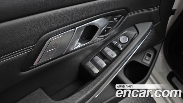BMW 3-Series 320i Touring Luxury