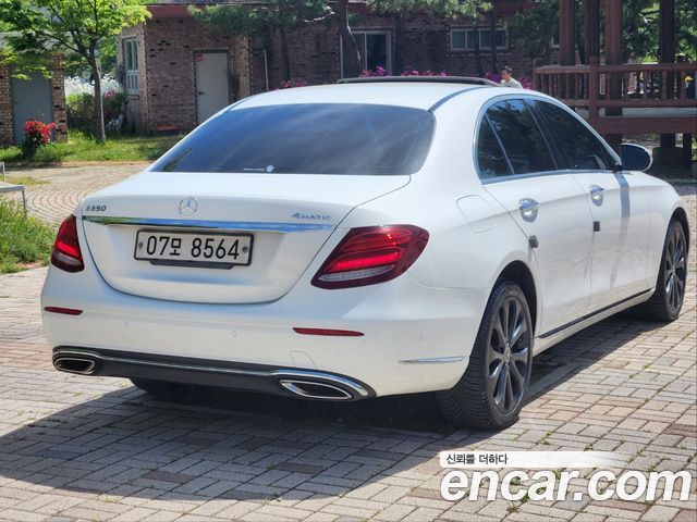 Mercedes-Benz E-Class E300 4MATIC Exclusive