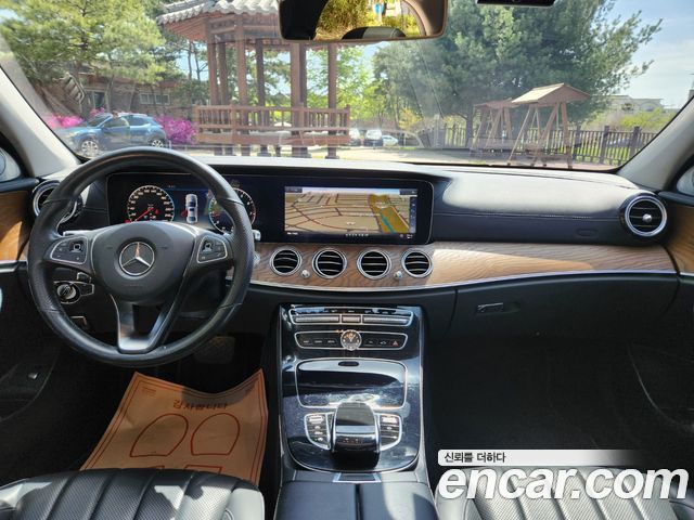 Mercedes-Benz E-Class E300 4MATIC Exclusive