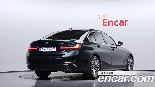 BMW 3-Series 320i Luxury