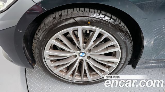 BMW 3-Series 320i Luxury