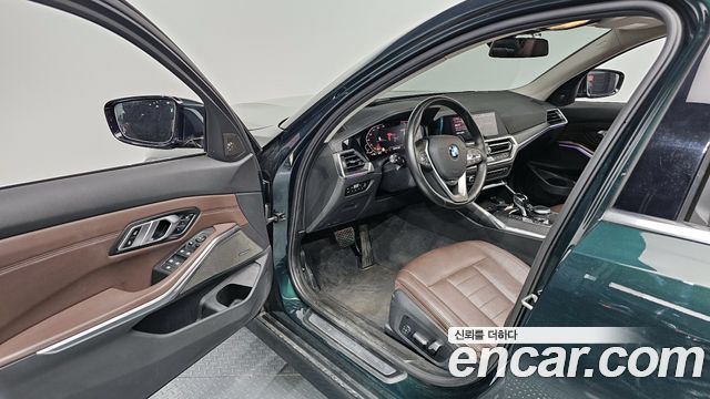 BMW 3-Series 320i Luxury