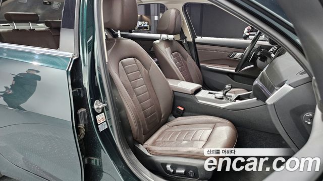 BMW 3-Series 320i Luxury