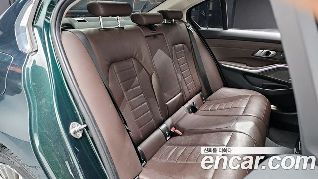 BMW 3-Series 320i Luxury