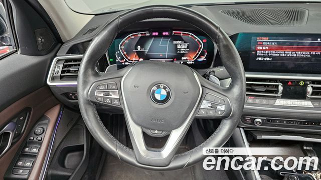BMW 3-Series 320i Luxury
