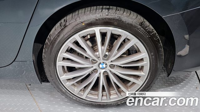 BMW 3-Series 320i Luxury