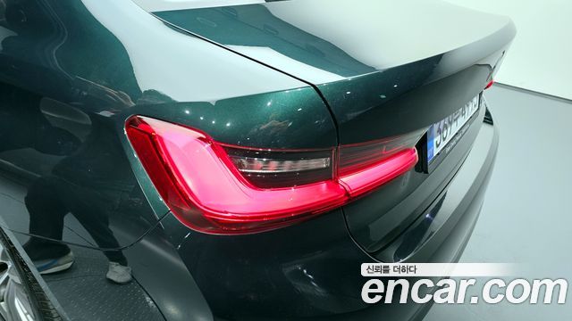 BMW 3-Series 320i Luxury