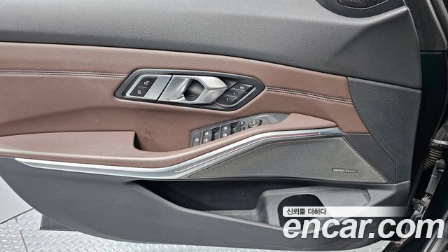 BMW 3-Series 320i Luxury