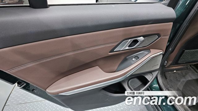 BMW 3-Series 320i Luxury