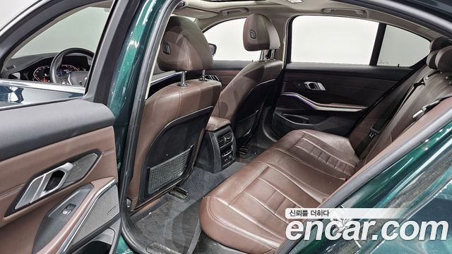 BMW 3-Series 320i Luxury