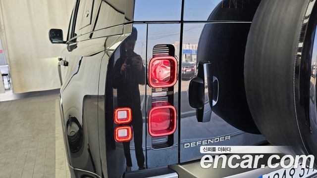 Land Rover Defender 110 P300 X-Dynamic SE