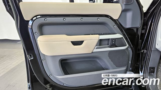 Land Rover Defender 110 P300 X-Dynamic SE