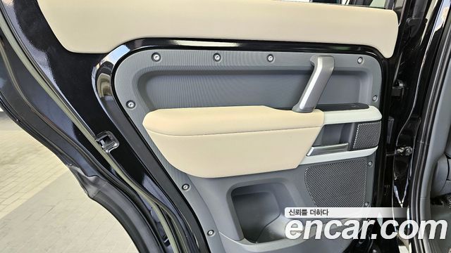 Land Rover Defender 110 P300 X-Dynamic SE