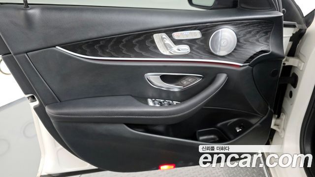 Mercedes-Benz E-Class E300 4MATIC Avnatgarde