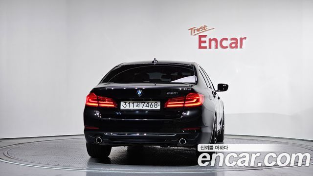 BMW 5-Series 520i Luxury
