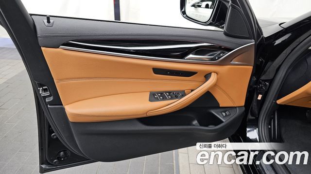 BMW 5-Series 520i Luxury