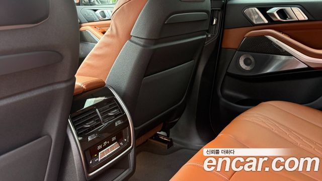 BMW X5 M60i