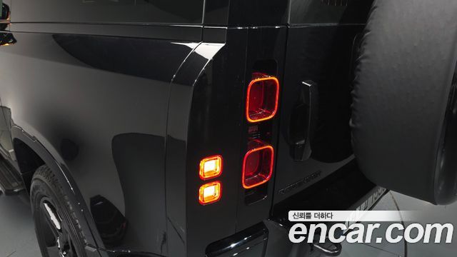 Land Rover Defender 90 D250 X-Dynamic SE