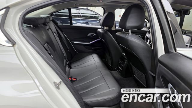 BMW 3-Series 320i