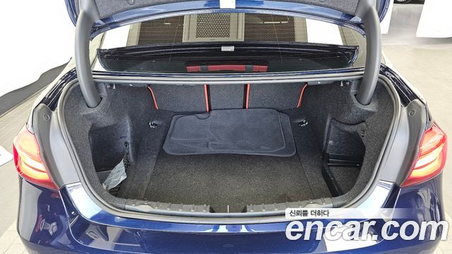 BMW 3-Series 330i M Sport Shadow