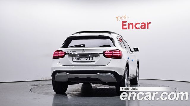 Mercedes-Benz GLA-Class GLA220