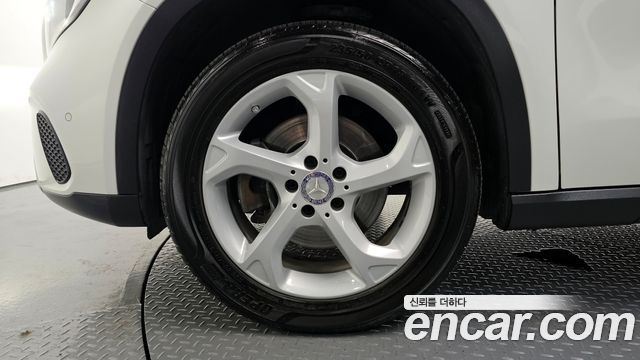 Mercedes-Benz GLA-Class GLA220