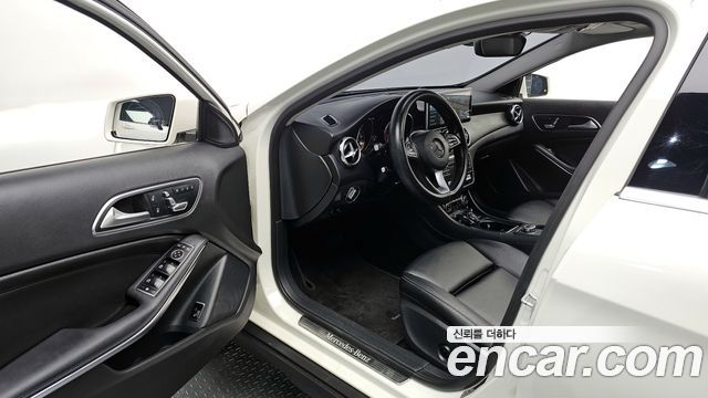 Mercedes-Benz GLA-Class GLA220
