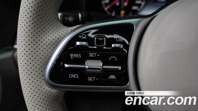 Mercedes-Benz E-Class E300 4MATIC Exclusive