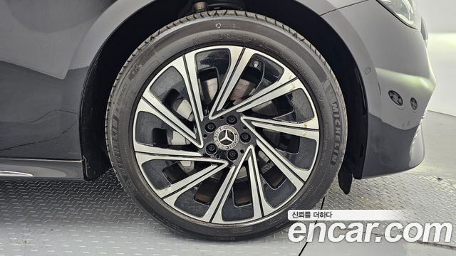 Mercedes-Benz E-Class E300 4MATIC Exclusive