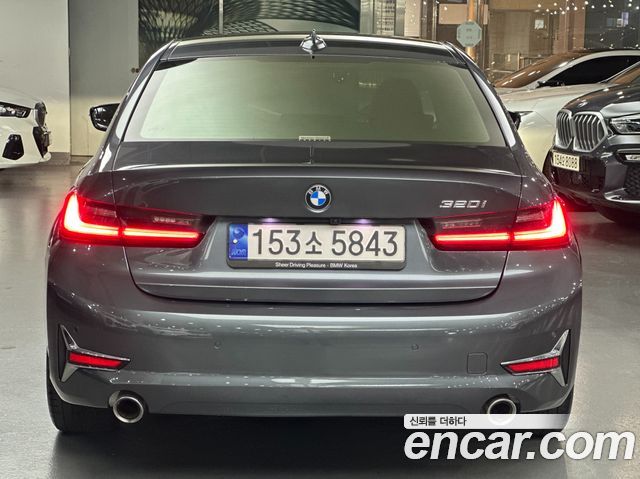 BMW 3-Series 320i Luxury