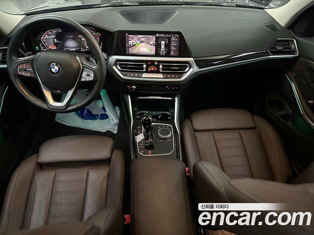BMW 3-Series 320i Luxury
