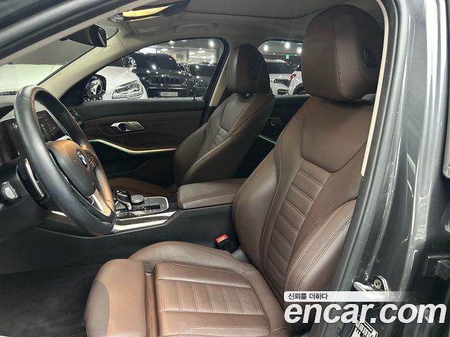 BMW 3-Series 320i Luxury