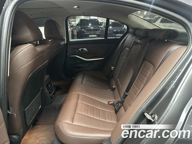 BMW 3-Series 320i Luxury