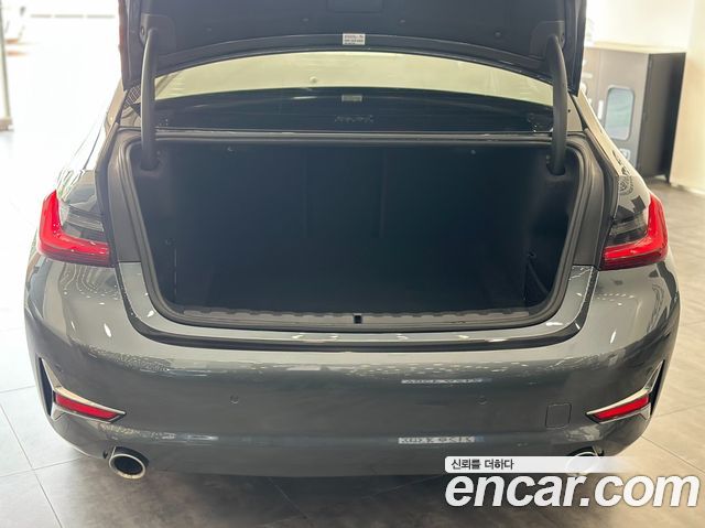 BMW 3-Series 320i Luxury